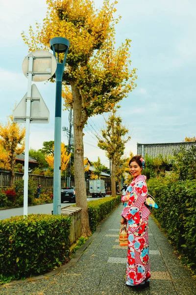 Mulher Bonita Asiática Vestindo Quimono Passeando Pela Cidade Velha Japonesa — Fotografia de Stock