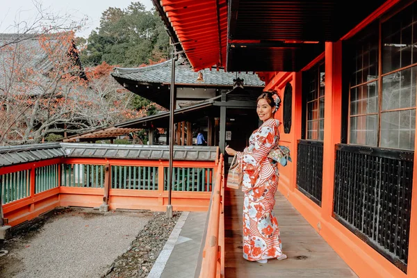 Azjatka Piękna Kobieta Ubierająca Kimono Świątyni Kioto Japonia — Zdjęcie stockowe