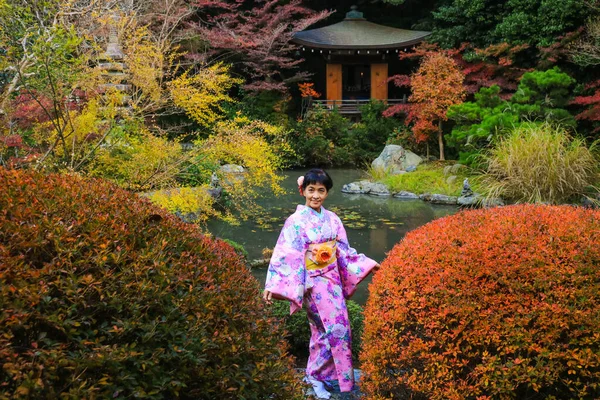 Mulher Asiática Vestindo Quimono Posando Com Árvore Outono Jardim Japonês — Fotografia de Stock