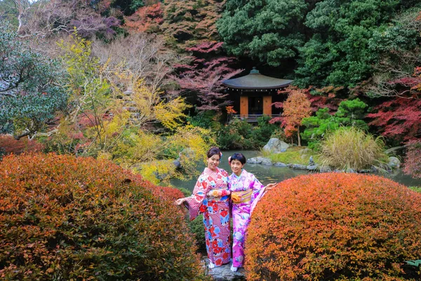 Azjatycka Rodzina Ubieranie Kimono Pozowanie Jesiennym Drzewem Japońskim Ogrodzie Jesienią — Zdjęcie stockowe