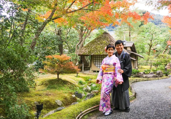 Azjatycka Para Seniorów Ubierająca Kimono Stojąca Obok Japońskiego Ogrodu Jesienią — Zdjęcie stockowe