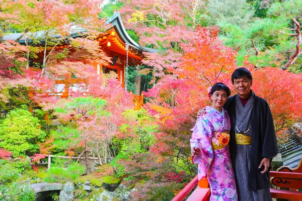 Azjatycki Senior Para Opatrunek Kimono Pozowanie Jesiennym Drzewem Japońskim Ogrodzie — Zdjęcie stockowe