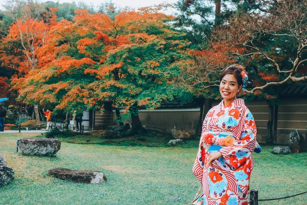 Azjatka Piękna Kobieta Ubieranie Kimono Pozowanie Jesiennym Drzewem Sezonie Jesiennym — Zdjęcie stockowe