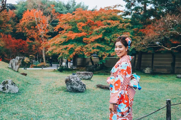 Mulher Bonita Asiática Vestir Quimono Posando Com Árvore Outono Durante — Fotografia de Stock
