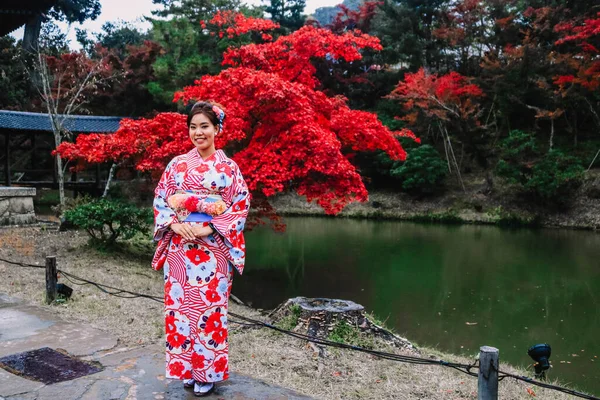 Azjatka Piękna Kobieta Ubieranie Kimono Pozowanie Jesiennego Drzewa Stawu Przyrodzie — Zdjęcie stockowe