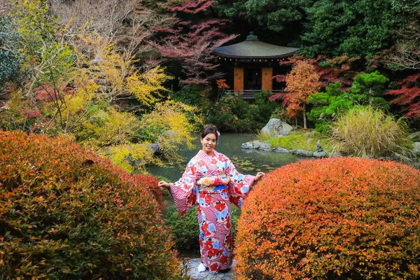 Azjatka Piękna Kobieta Ubieranie Kimono Pozowanie Jesiennym Drzewem Japońskim Ogrodzie — Zdjęcie stockowe