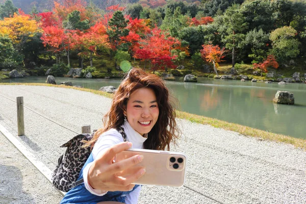 Azji Turystka Zrobić Selfie Jesiennym Tle Ogród Sezonie Jesiennym — Zdjęcie stockowe