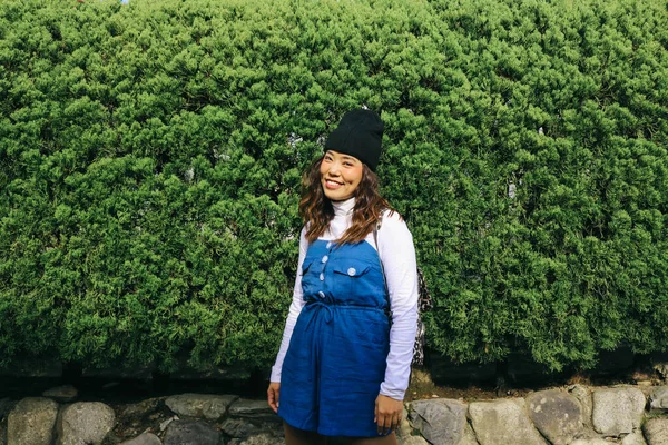 Azji Kobieta Hipster Pozowanie Zielonym Tle Drzewa Ogrodzie — Zdjęcie stockowe