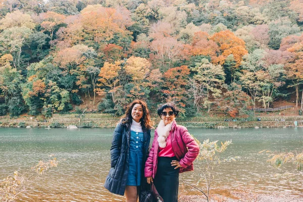 Asiatique Famille Touristique Posant Souriant Caméra Avec Fond Montagne Automne — Photo