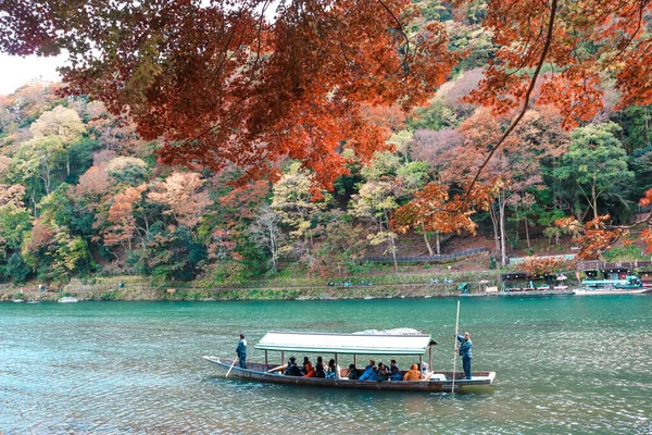 Arashiyama Kyoto Japão Novembro 2019 Barqueiro Que Leva Barco Com — Fotografia de Stock