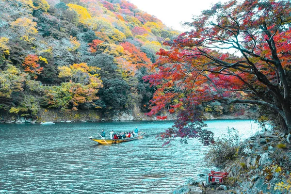 Arashiyama Kyoto Japan November 2019 Boatman Punting Boat Tourists Sightseeing — Stock Photo, Image