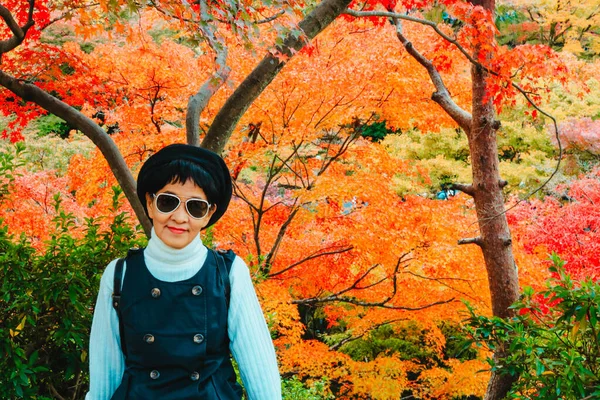 Femme Touristique Asiatique Posant Souriant Caméra Avec Fond Jardin Automne — Photo