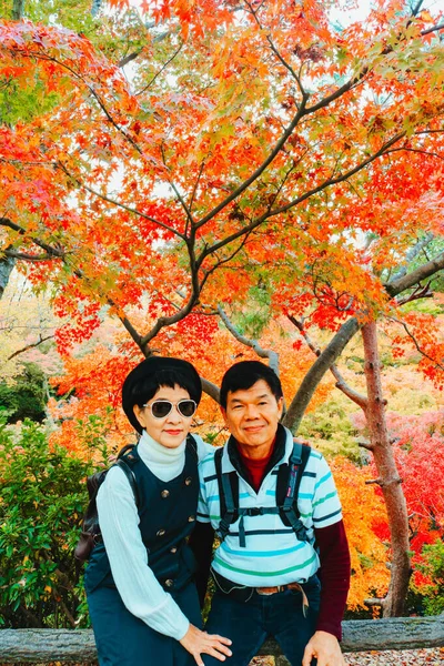 Azji Turysta Senior Para Pozowanie Uśmiech Kamery Jesiennym Tle Ogród — Zdjęcie stockowe