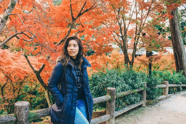 Asiática Turista Mujer Posando Sonriendo Cámara Con Otoño Jardín Fondo —  Fotos de Stock