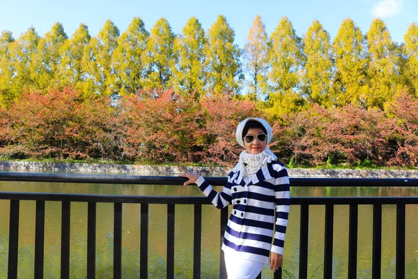 Asiática Turista Mujer Posando Sonriendo Cámara Con Otoño Jardín Fondo —  Fotos de Stock