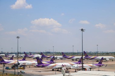 Bangkok, Tayland - 20 Mayıs 2020: Thai Havayolları 'nın uçakları Coronavirus nedeniyle Suvarnabhumi Havaalanı' nın önlüğüne park edilmişti..