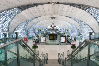 Bangkok, Tayland - 20 Mayıs 2020: COVID-19 salgını sırasında Suvarnabhumi Havalimanı 'ndan kalkış kapısı. Coronavirus yüzünden Suvarnabhumi Havaalanı 'nda yolcu yok. 