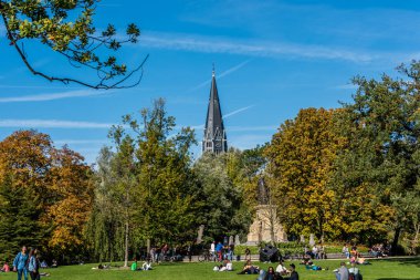 kırmızı sarı kahverengi ve turuncu renklerle sonbahar sahnesi değiştirmek 