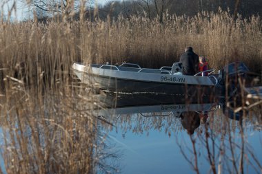 kırmızı sarı kahverengi ve turuncu renklerle sonbahar sahnesi değiştirmek 