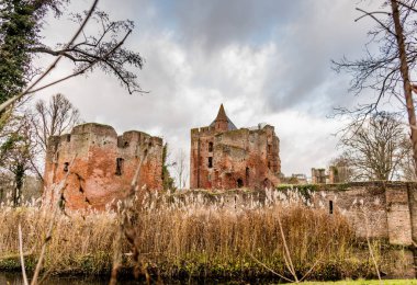 kırmızı sarı kahverengi ve turuncu renklerle sonbahar sahnesi değiştirmek 