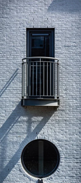 Ponto de exclamação em forma de porta e janela na parede de tijolo branco — Fotografia de Stock