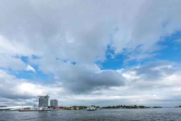 Komphajó az Amstel folyó és az Ij Amszterdam egy cl — Stock Fotó