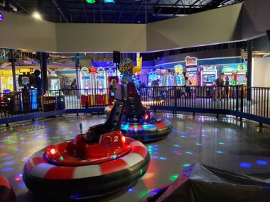 Arcade'de çarpışan arabalar