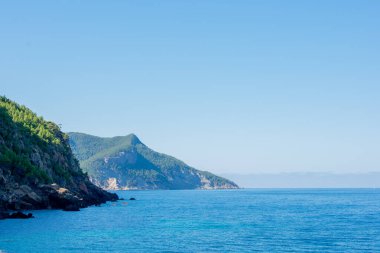 Deniz manzarası, taşlara çarpma.