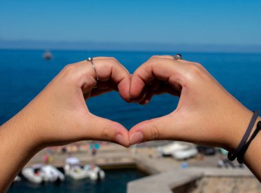 Ellerle yapılmış bir kalp.