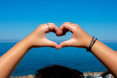 Ellerle yapılmış bir kalp.