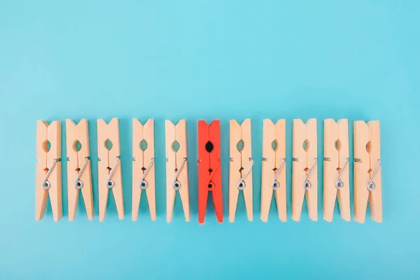 Pinza Madera Roja Diferencia Multitud Liderazgo Diferencia Concepto Personalidad Destaca — Foto de Stock