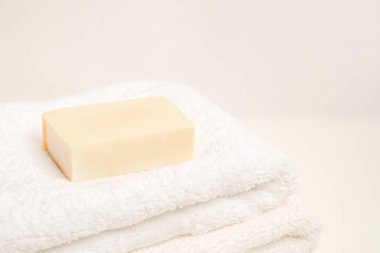 Kopya alanı olan beyaz bir arkaplanda el yapımı sabun.