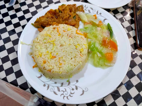 Nasi Goreng Ayam Cabai Dan Sayuran Dalam Piring Yang Sama — Stok Foto