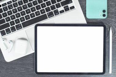 bilgisayar ve cep telefonu akıllı telefon, kablosuz kulaklık. Kalem, üst görünüm ve düz yatılı tablet