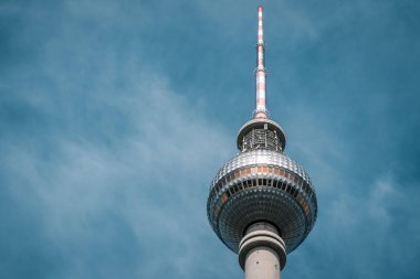 Berlin, Almanya - 12 Mayıs 2019: Berlin Tv Kulesi mavi bulutlu gökyüzüne karşı.