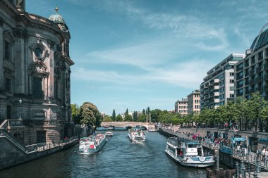 Berlin, Almanya - 12 Mayıs 2019: Geleneksel Berlin mimarisinin doğal manzarasıyla Spree nehri üzerinde tekne turu.