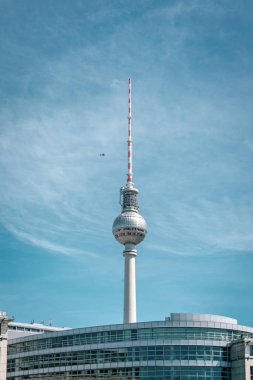 Berlin, Almanya - 12 Mayıs 2019: Berlin Tv Kulesi, mavi gökyüzündeki şehir binaları arasında.