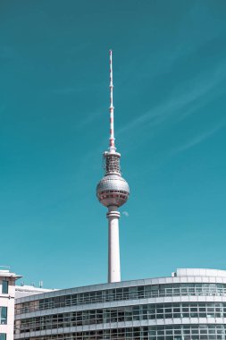 Berlin, Almanya - 12 Mayıs 2019: Berlin Tv Kulesi, şehrin mavi gökyüzüne karşı binaları arasında.
