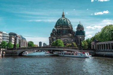 Berlin, Almanya - 12 Mayıs 2019: Geleneksel Museum Island mimarisinin doğal manzarasıyla Spree nehri üzerinde tekne turu.