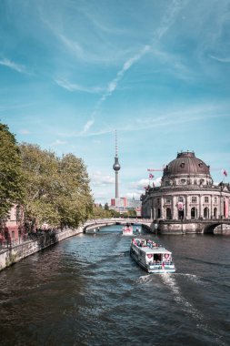 Berlin, Almanya - 12 Mayıs 2019: Geleneksel Berlin mimarisinin doğal manzarasıyla Spree nehri üzerinde tekne turu.