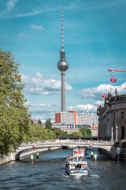Berlin, Almanya - 12 Mayıs 2019: Geleneksel Berlin mimarisinin doğal manzarasıyla Spree nehri üzerinde tekne turu.