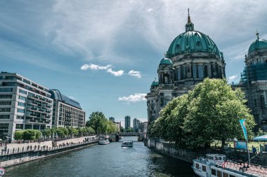 Berlin, Almanya - 12 Mayıs 2019: Geleneksel Berlin mimarisinin doğal manzarasıyla Spree nehri üzerinde tekne turu.