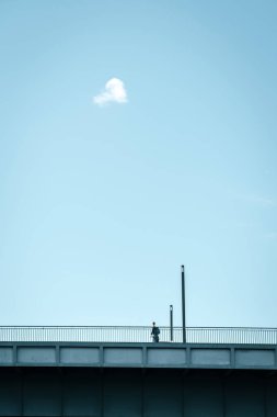 Berlin, Almanya - 14 Mayıs 2019: Gündüz leri kentte köprüden geçen insanlar.