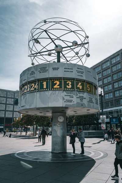 Berlín Alemania Mayo 2019 Personas Que Visitan Alexanderplatz Urania Weltzeituhr —  Fotos de Stock
