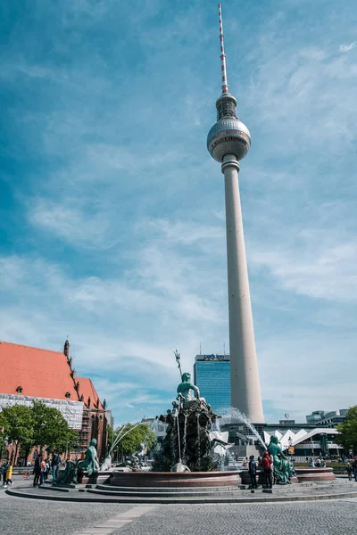 2019年5月12日 人们参观柏林海王星喷泉和电视塔 — 图库照片