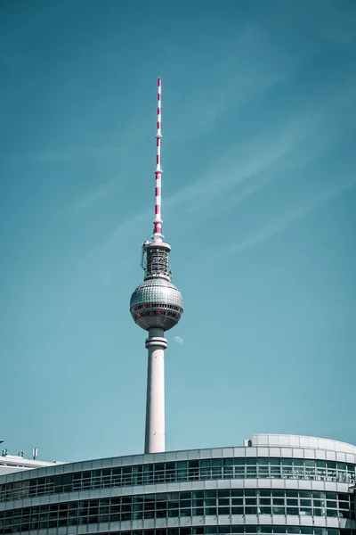 Berlim Alemanha Maio 2019 Torre Berlim Entre Edifícios Cidade Contra — Fotografia de Stock