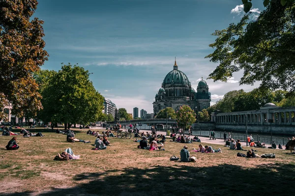 Berlim Alemanha Maio 2019 Pessoas Que Descansam Relvado Luz Sol — Fotografia de Stock