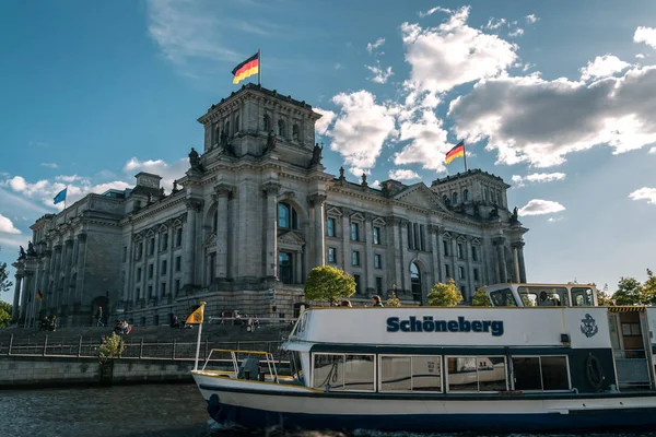Berlim Alemanha Maio 2019 Passeio Barco Rio Spree Perto Reichstag — Fotografia de Stock