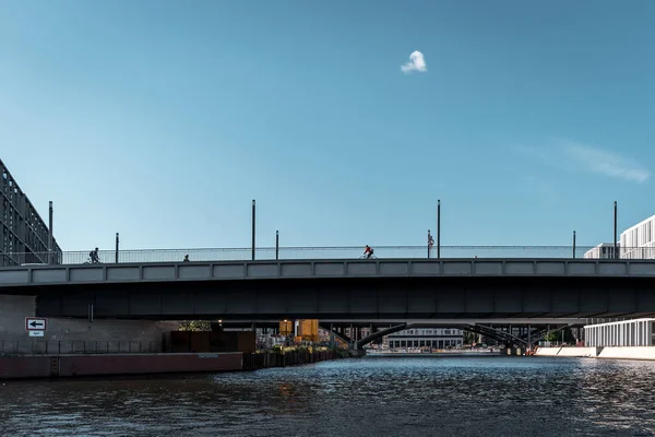 Berlín Alemania Mayo 2019 Las Personas Cruzan Puente Ciudad Durante — Foto de Stock