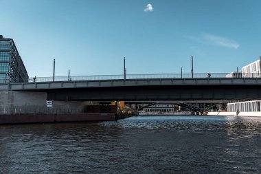Berlin, Almanya - 14 Mayıs 2019: Gündüz leri kentte köprüden geçen insanlar.